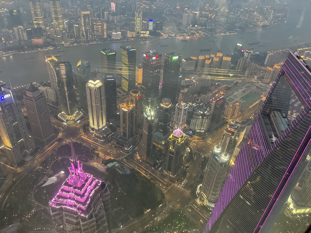 現在「世界で3番目に高い」上海タワー 上海中心 の展望台へ。人類が到達した高みと技術を体験し、記憶に残る景色を見るためにも「行っておいて損はない」