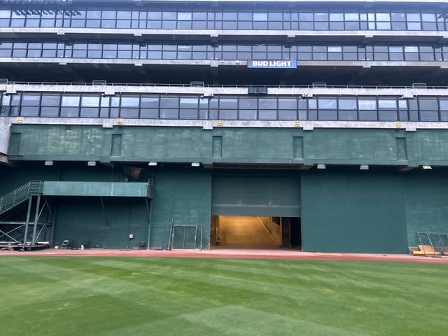 最終戦を迎えたアスレチックスの本拠・オークランドコロシアム。芝生部分にはメッセージが刻み込まれた AP- スポニチ Sponichi