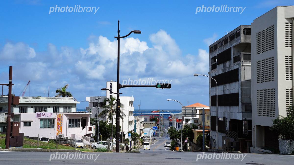 沖縄・宮古島 伊良部・佐良浜のまち歩き「や～がまく～がま」カラフルな壁の町並みをお散歩♪ 宮古島ひとときさんぽ - じゃらん遊び体験