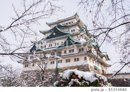 大雪、年の瀬足乱れ 名古屋・岐阜市、初積雪：中日新聞Web