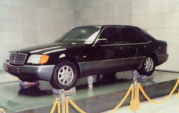 人工衛星」の関係者？ 正恩氏の「隣の男性」憶測呼ぶ -