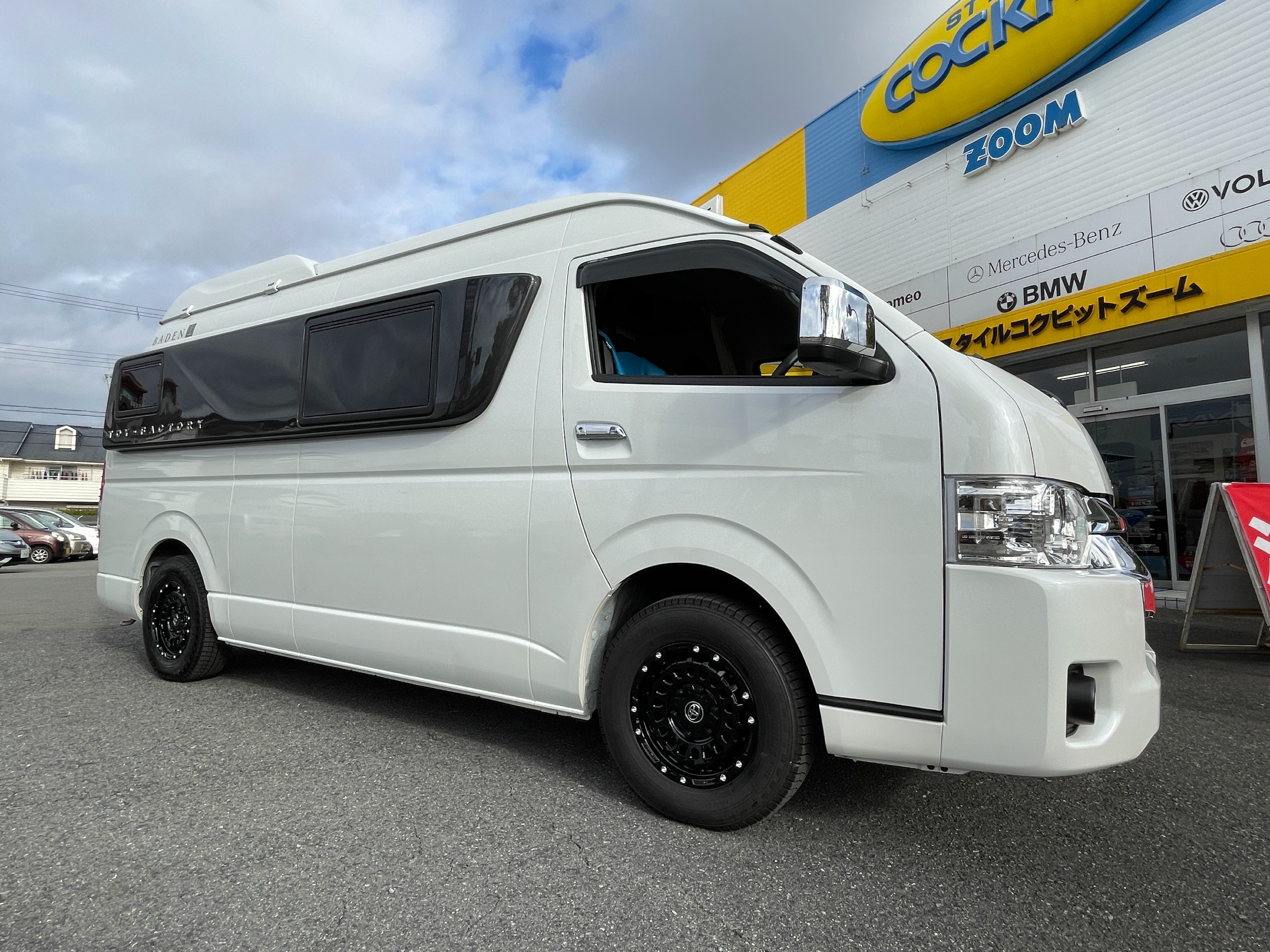 お洒落なログハウス内装のハイエースキャンピングカー！車検満タン！自動車税格安