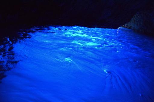 イタリア・ナポリの青の洞窟で幻想世界を味わいたい!マイナビニュース