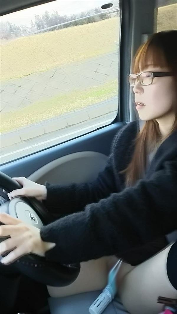 車内オナニーエロ画像19枚！運転中に発情した嫁がオナニーしはじめたったｗｗｗ | 女神ちゃんねる