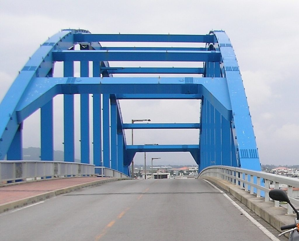 玄関から駐車場とサザンゲートブリッジを望む - 石垣島、先島ビジネスホテルの写真