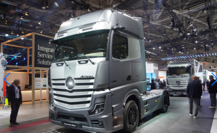 海外に輸出される中古車、トラックの積み込み作業のブログ廃車のアクセル