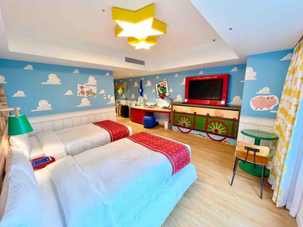 東京ディズニーリゾート・トイ・ストーリーホテル スタンダードルームツインベッド＋トランドルベッド+プルダウンベッド宿泊レビュー2022.7.10 -