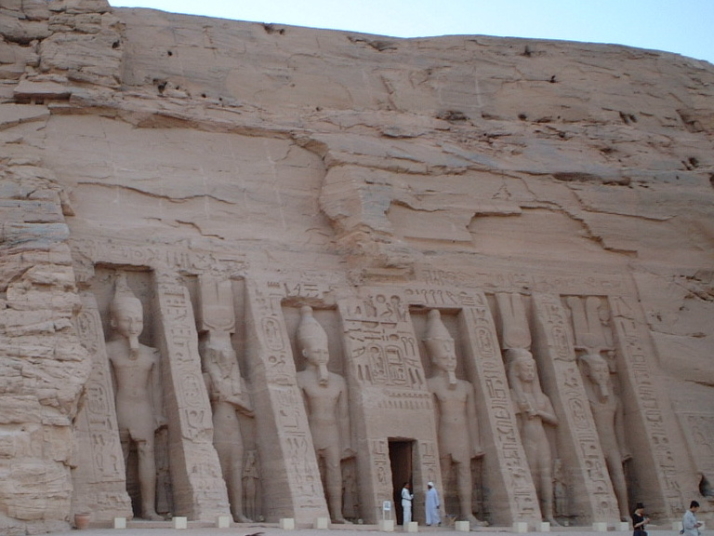 アブシンベル神殿「世界遺産」という概念を生み出すきっかけとなった遺跡 ヌビア遺跡群 の代表格✨そんなエジプトの至宝ですが、ほぼ貸し切り状態で観光することができました！ この先こんなはことはきっとないだろうと、、奇跡🥹アブシンベル神殿ヌビア