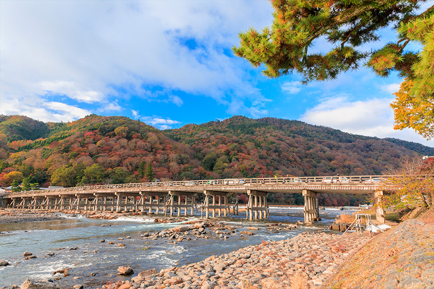 京都・嵐山のシンボル的存在の渡月橋を含む周辺は絶好の紅葉スポット！渡月橋とその周辺の紅葉に関する情報をまとめました！caedeKyoto カエデ京都紅葉と伝統美を引き継ぐバッグ