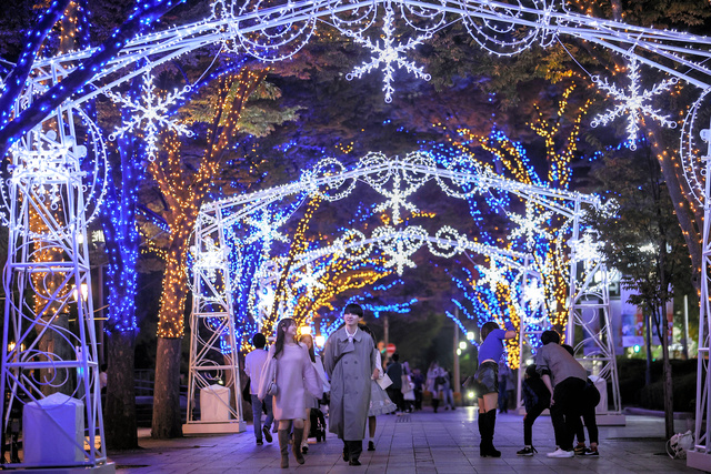 大阪・光の饗宴2024開催中。梅田～難波の約4kmが輝く「御堂筋イルミネーション」、中之島公園クリスマスマルシェなど - トラベル Watch