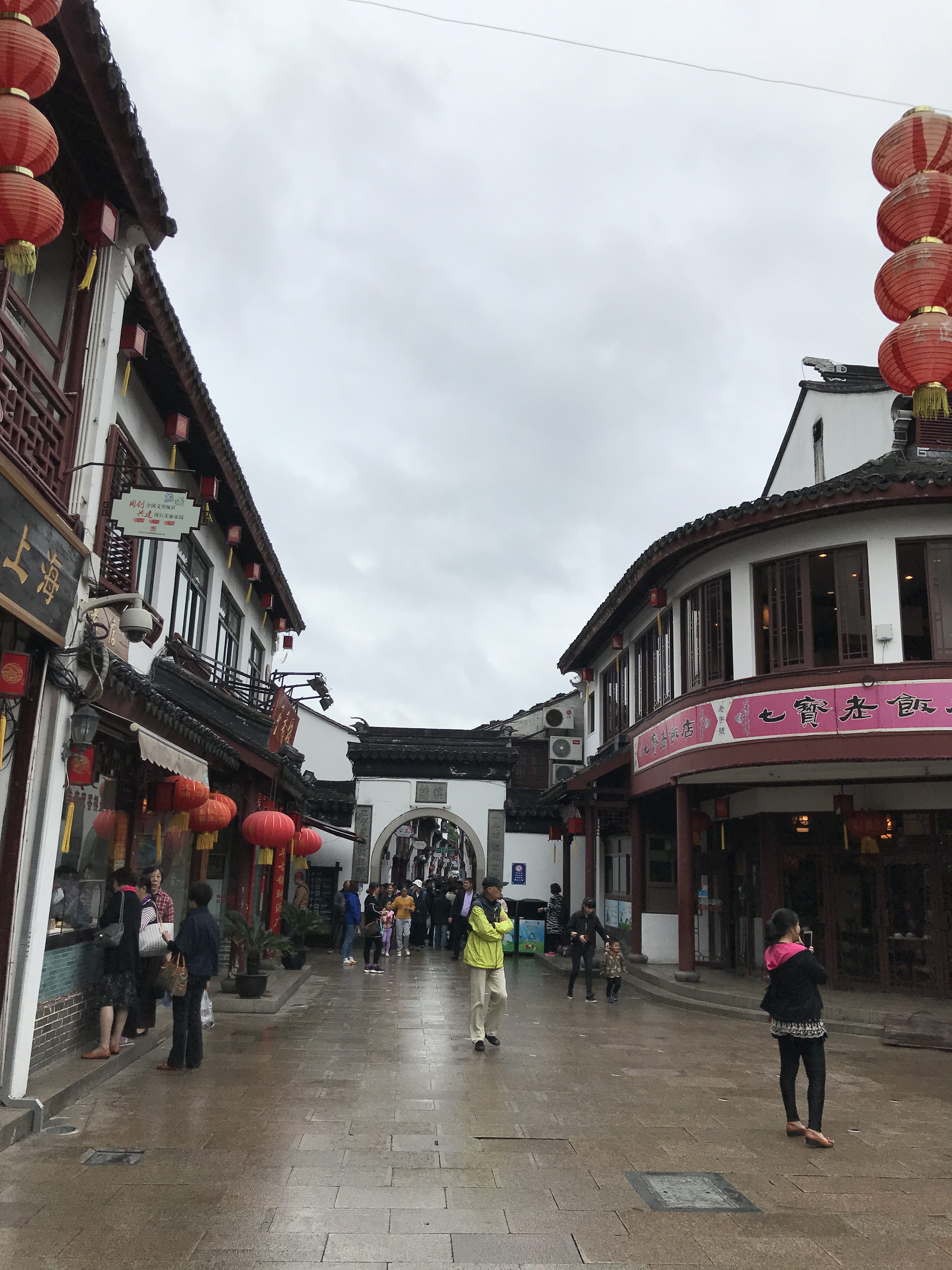 上海・観光 巨大な上海駅とホリデイイン・ダウンタウン 上海 - ＊