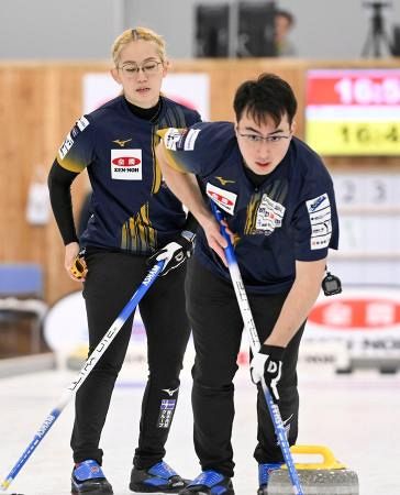 笑顔で手を振る青木瀬令奈 ペットボトルを開ける三ケ島かなほか／女子ゴルフ第２日写真特集 - ゴルフライブ速報写真ニュース :