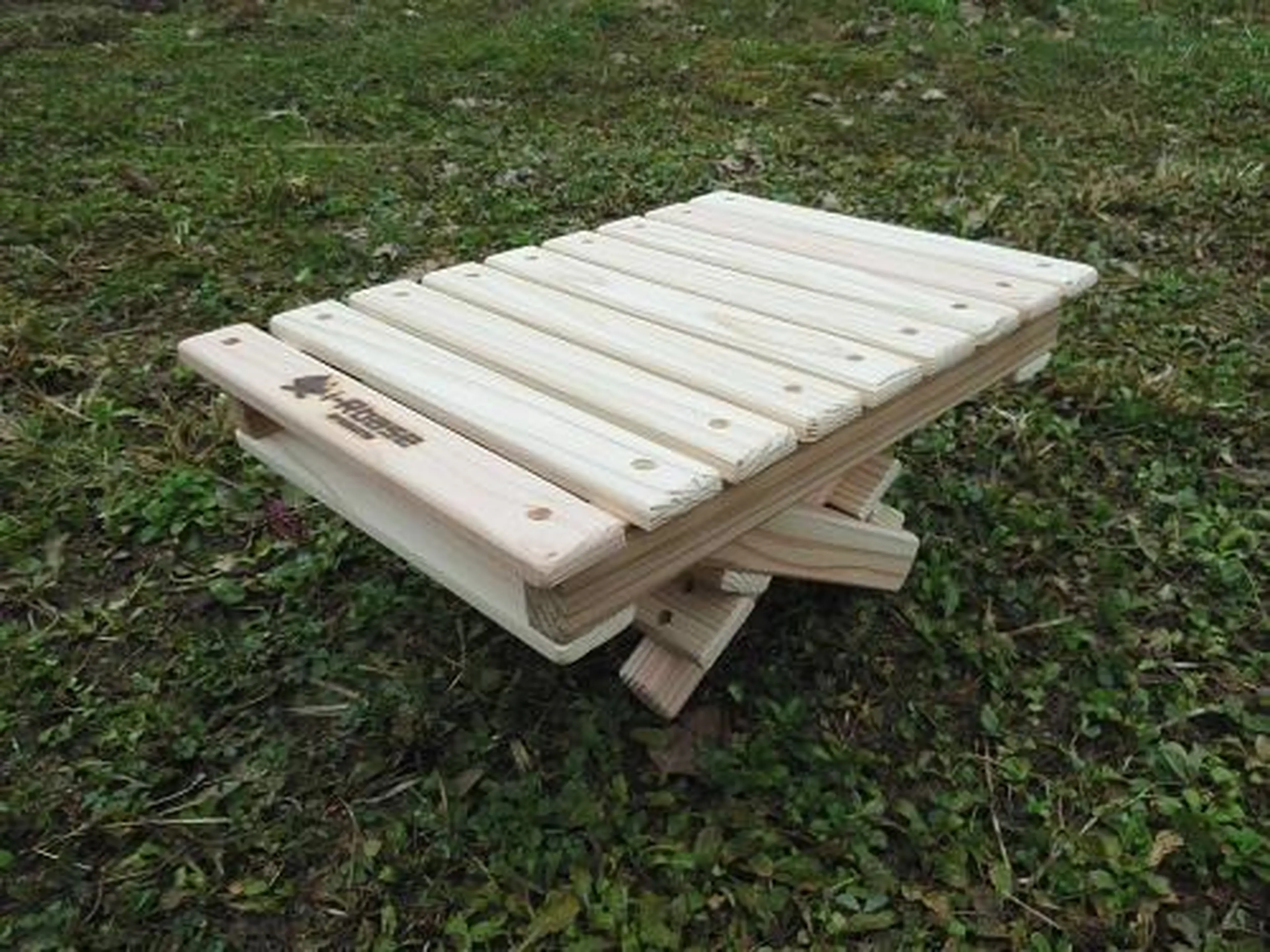 キャンプのテーブルを100均で自作！釘もトンカチも不要の簡単DIY！山行こ