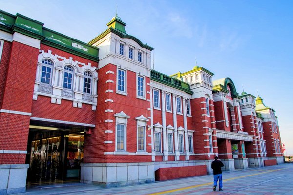 東京駅のアートがすごい！ 天井やモニュメント、壁など建築美に感動 -