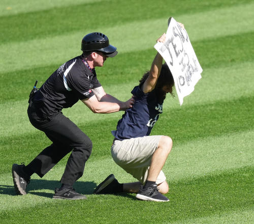 球場騒然！ 大谷翔平、超人的な“一瞬の動き”がスゴすぎる もはや人間業じゃない“高速デッドボール回避”「反応早っ…！」「ニンジャっぽい」 | MLB