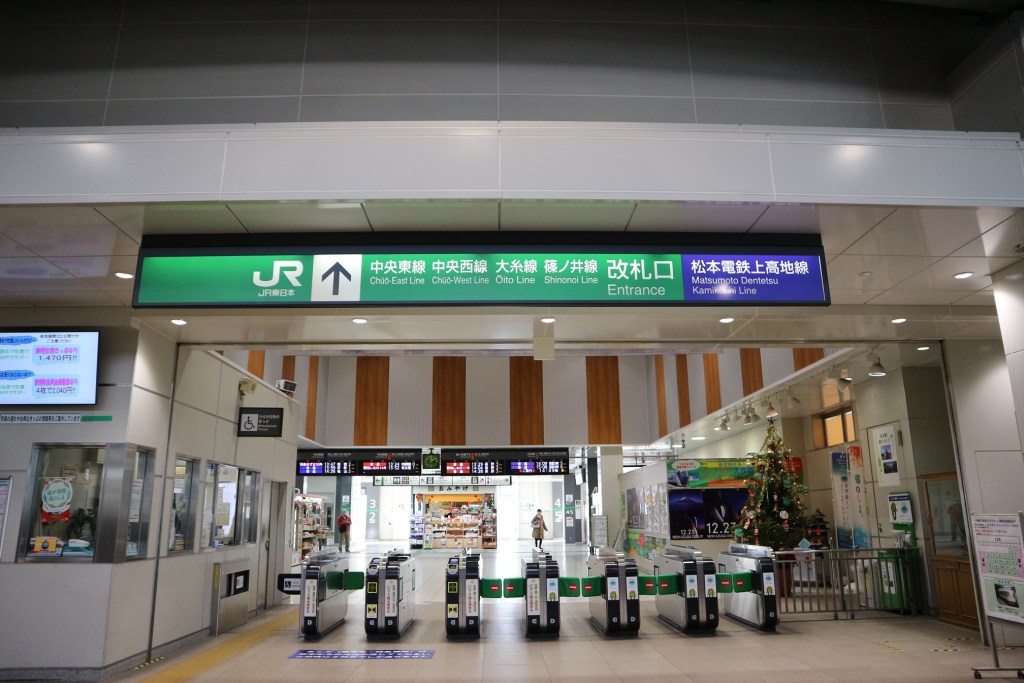 長野県松本市の松本駅の外観アルプス口 縦 写真素材6858007-