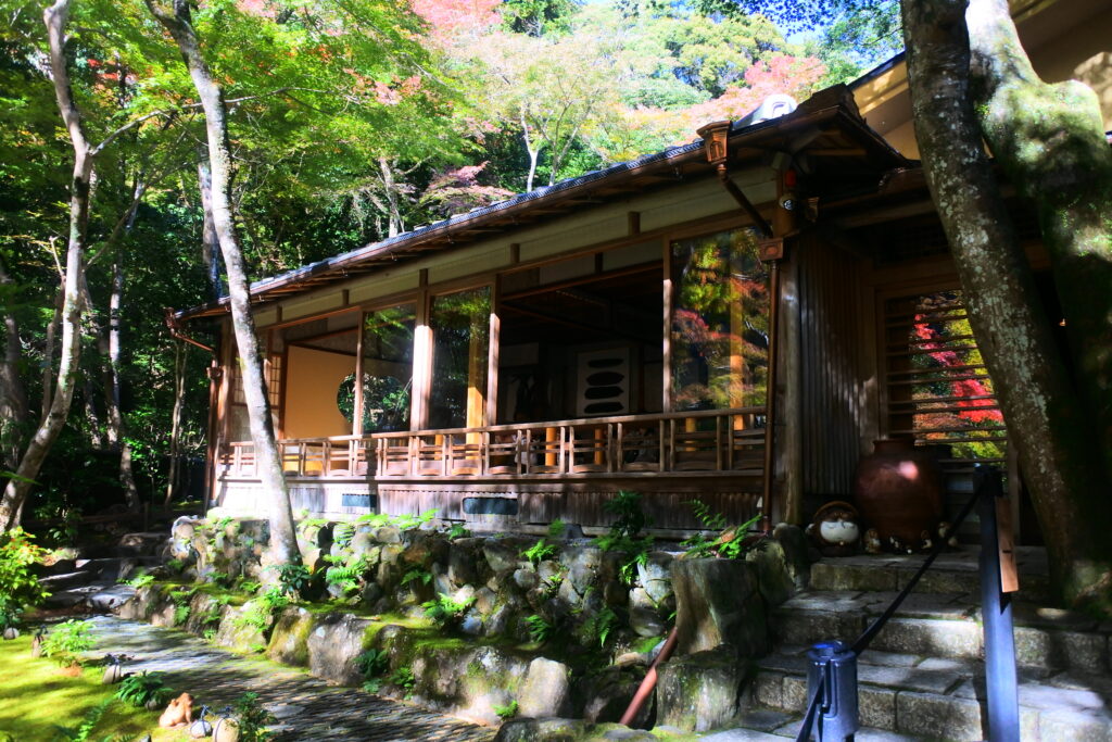 シンメトリーに広がる新緑 京都・嵐山祐斎亭 - 産経ニュース