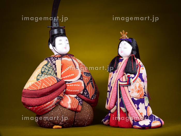 フリー素材たくさんの雛人形の並んだひな壇を撮影した写真素材。豪華な雰囲気がとっても綺麗