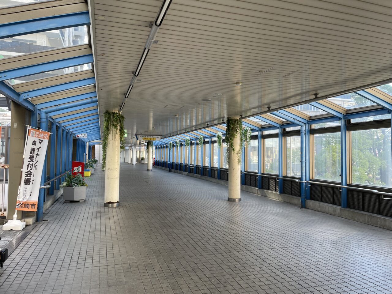 塚口さんさんタウンの三階の端っこに昔からある、カフェというより喫茶店『ＢＡＲＮＳ』さん。木を基調にした落ち着いた店内が、レトロで良い感じ ^-^はっぴーシニアらいふ