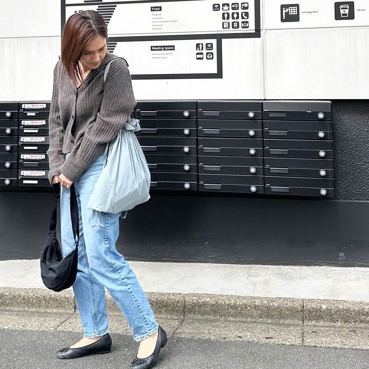 高橋愛さんの旅バッグの中身とコーデを見せて！ ぶらりソウル旅に行くならファッション雑誌『リンネル』の読みもの