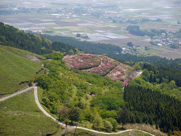ラピュタの道と雲海。ラピュタの道の正式名称は、阿蘇市道狩尾幹線。もともとは外輪山の上にある牧場へ牧草などを運ぶために使われる田舎の小さな農道でしたが、景観があまりにも素晴らしいため、注目されるようになりました。しかし、地震の後は、立ち入り禁止になってい