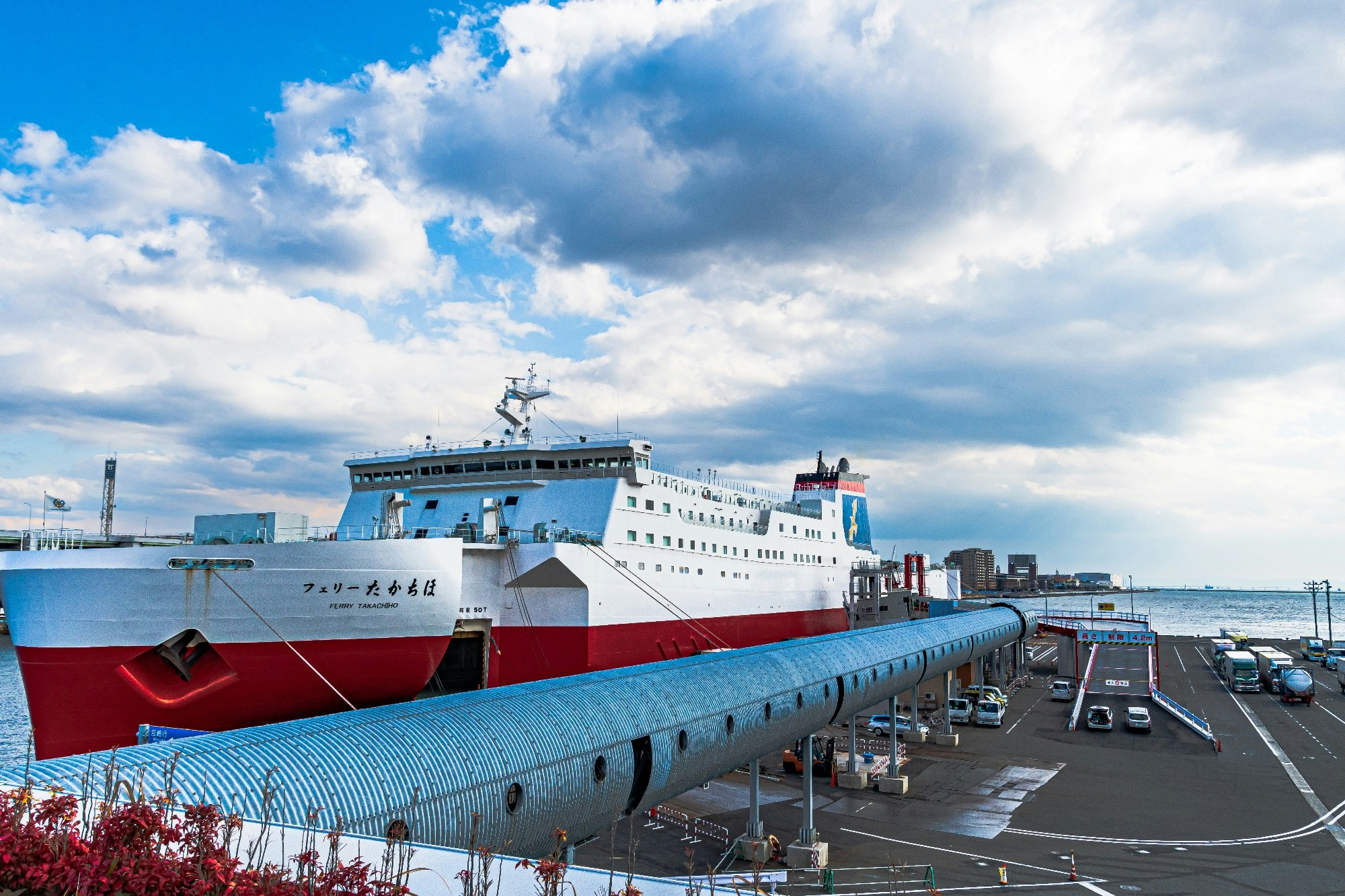 神戸三宮フェリーターミナルの屋上は、フェリーやメリケンパークが一望できる、ちょっとしたフォトスポットです♪ : image de