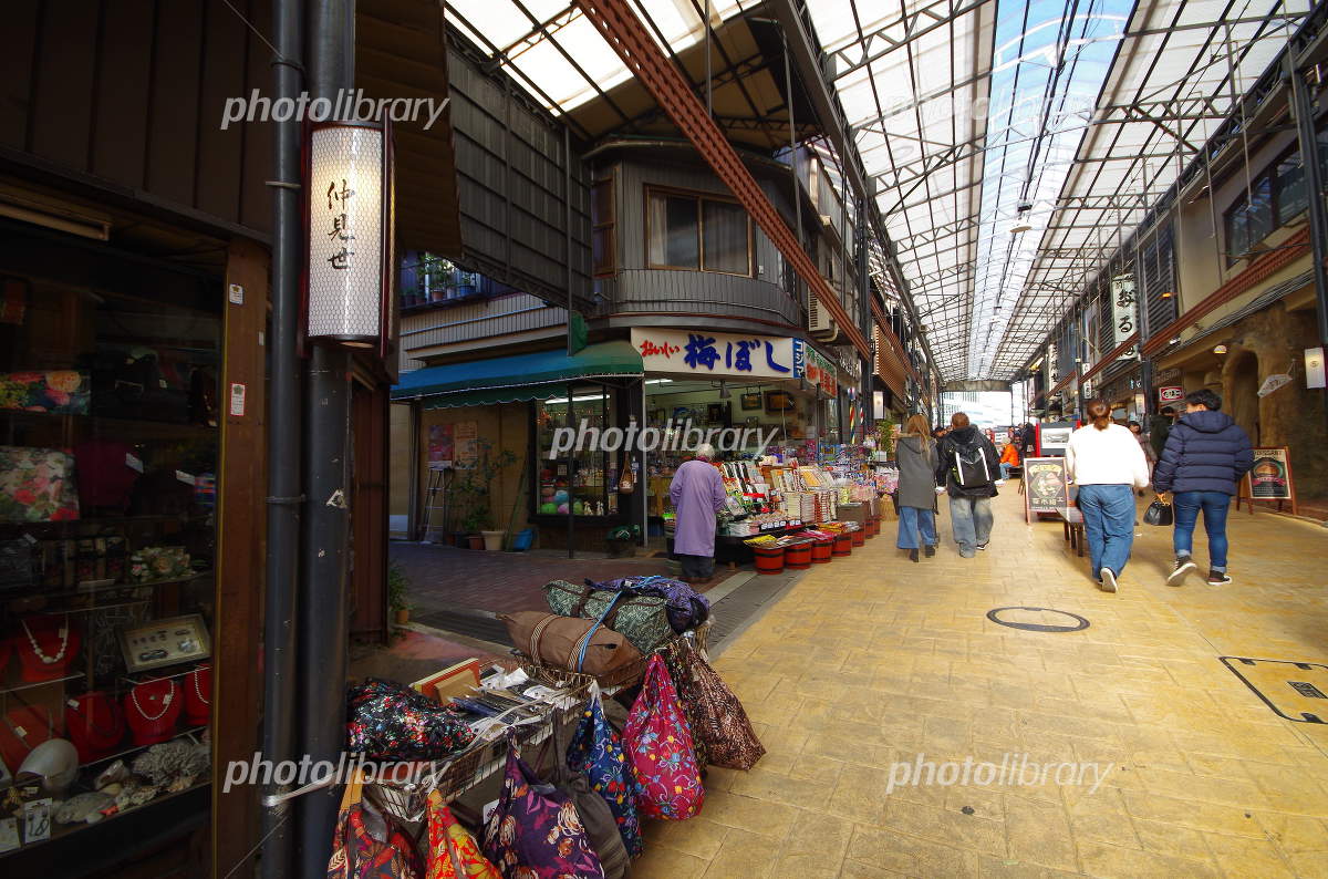 熱海の活気ある平和通り商店街を探索しよう