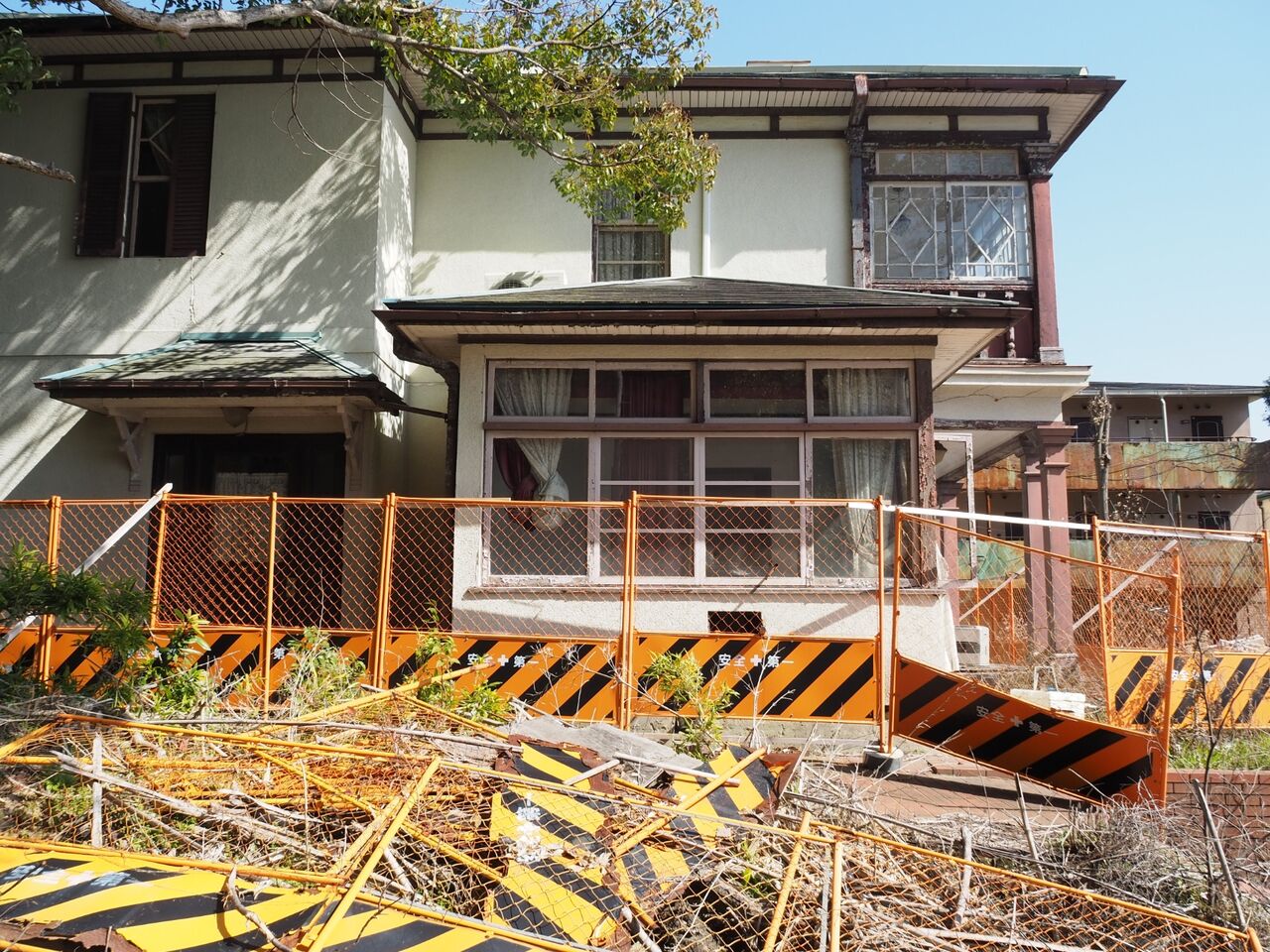 阪神•淡路大震災から放置されっぱなしの旧トーセン邸。 今は廃墟だが昔は公開異人館だった