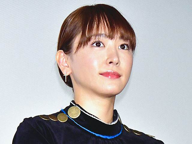 今週のファッションチェック：新垣結衣、竹内結子が白コーデ 石原さとみ、山田優、有村、板谷、吉田羊も -