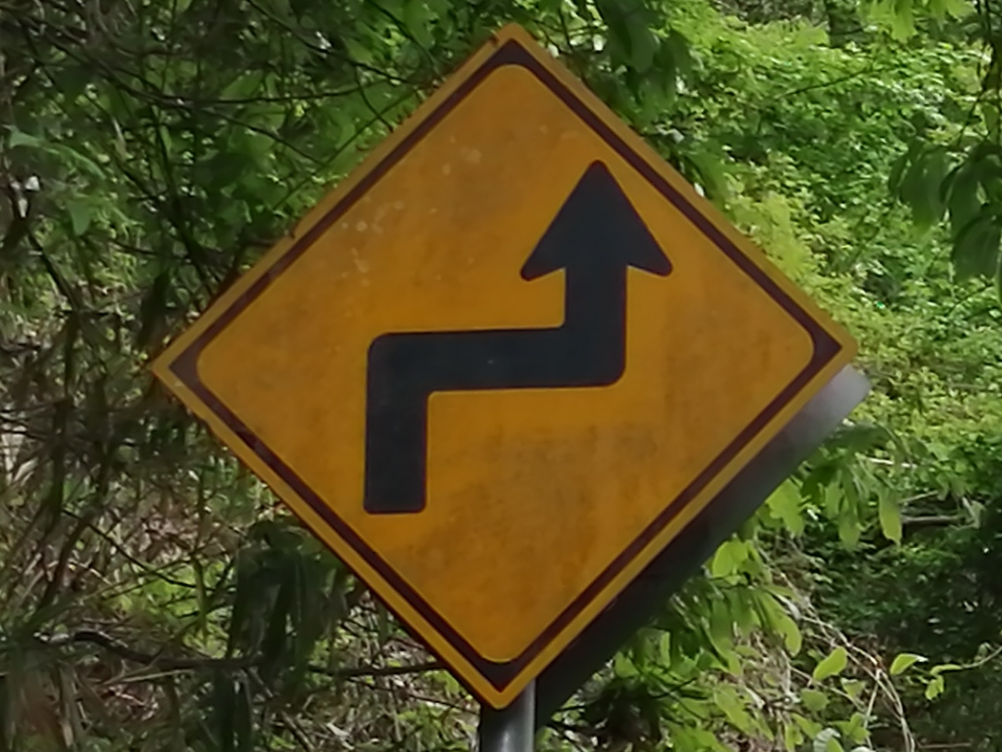 右つづら折りあり、┫形道路交差点あり警戒標識 - No: 1647816写真素材なら「写真AC」無料 フリー