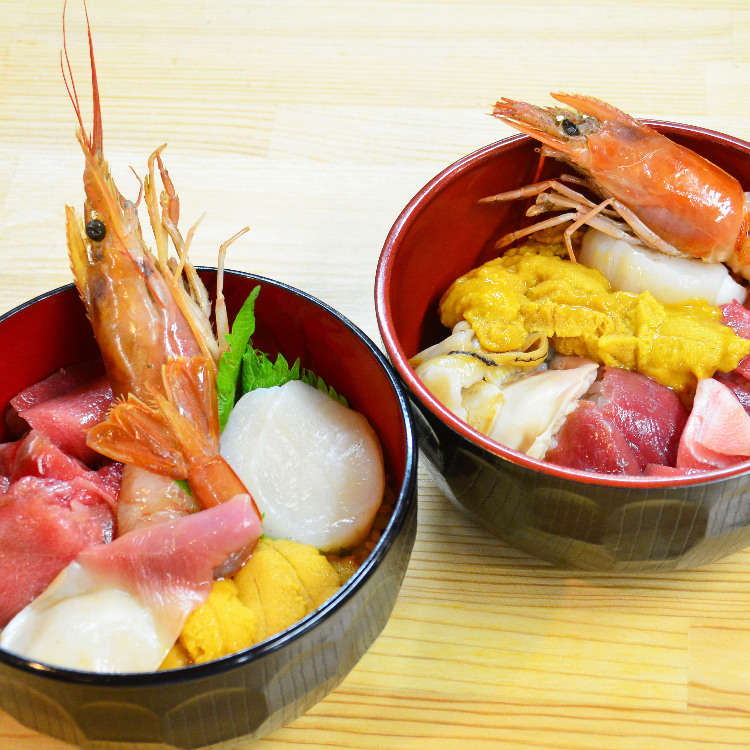 塩釜水産物仲卸市場生マグロの水揚げ量日本有数！一般のお客様も新鮮素材が卸値でご購入いただける塩釜仲卸市場 。午前３時から営業しています。塩釜水産物仲卸市場