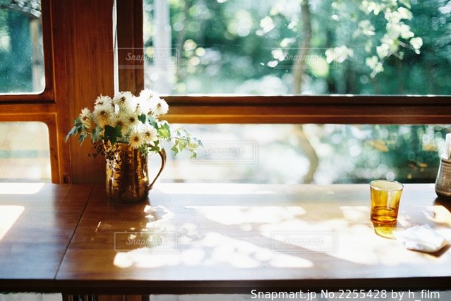 陽の光が入るカフェの窓辺席の無料の写真素材 - ID.37748フリー素材 ぱくたそ