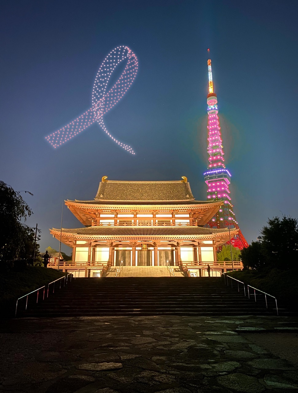 SkyDrive 10月1日にエスティ ローダーカンパニーズが主催する「乳がんキャンペーン」で、東京タワーを背景にピンクリボンをモチーフとしたドローンショーを実施