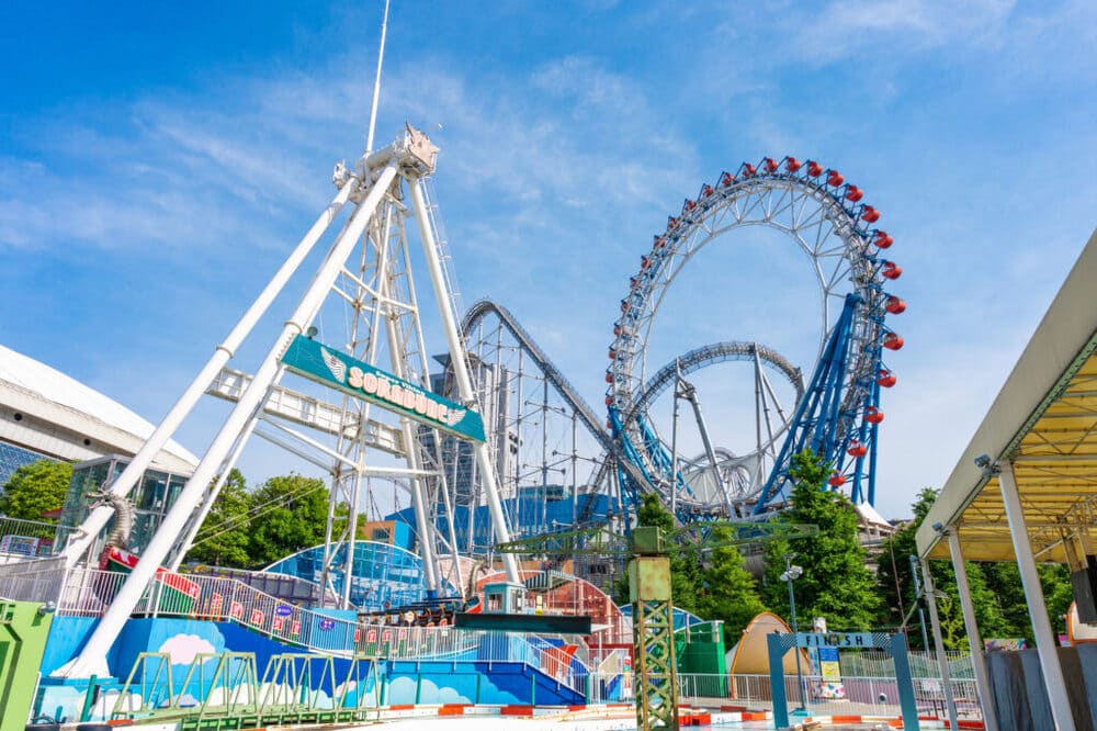 ラクーア 東京ドームシティモール 迫力のジェットコースターでスリルを体験 写真背景 無料ダウンロードのための画像