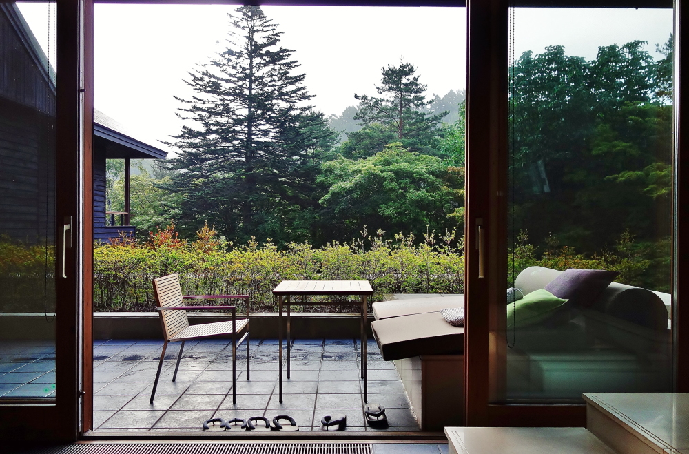 星のや軽井沢 この夏完成した「棚田ラウンジ」を貸し切り、紅葉を愛でながら信州の秋の実りを味わう「秋楽 しゅうらく の晩餐」提供期間：2024年10月15日〜11月10日星野リゾートのプレスリリース