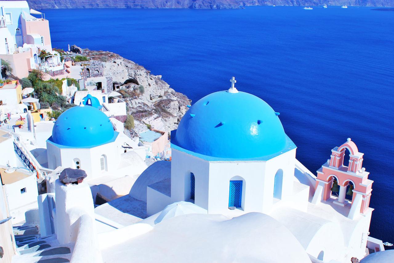 青と白の世界。ギリシャ”サントリーニ島”一度は行ってみたい夢の島。キナリノ