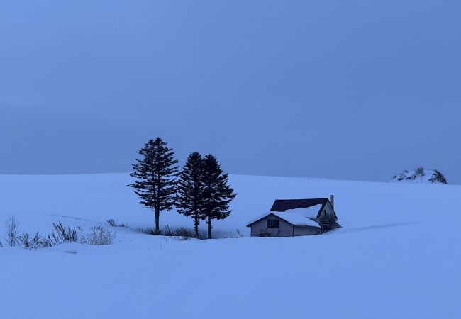 赤い屋根のある丘」と「メルヘンの丘」 北海道美瑛町