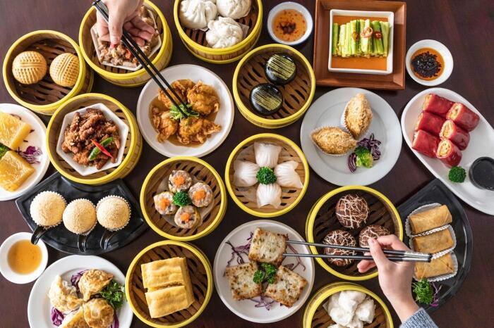 レトロな一等待合室を利用したアムステルダム駅のカフェ、Grand Café Restaurant 1e Klasミイル、オランダ在住のアート好き