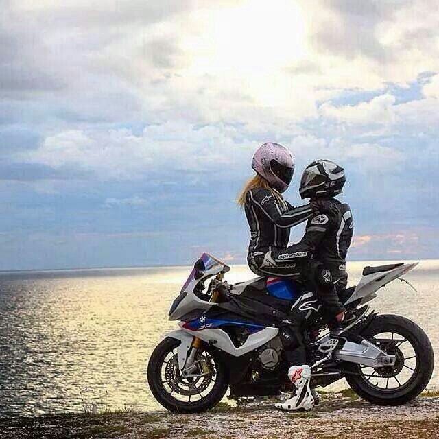 バイクで座っている恋人のカップルの写真素材・画像素材 Image 15981979