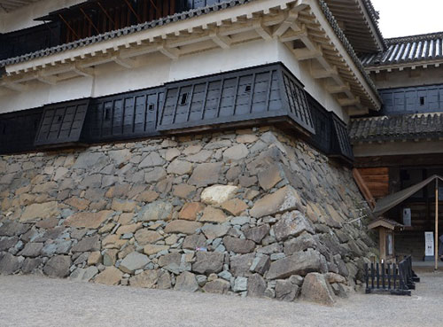 松本城 天守閣編 その2◇月見櫓ってこんなところまで赤いんです！店主たみこの観光案内ブログ