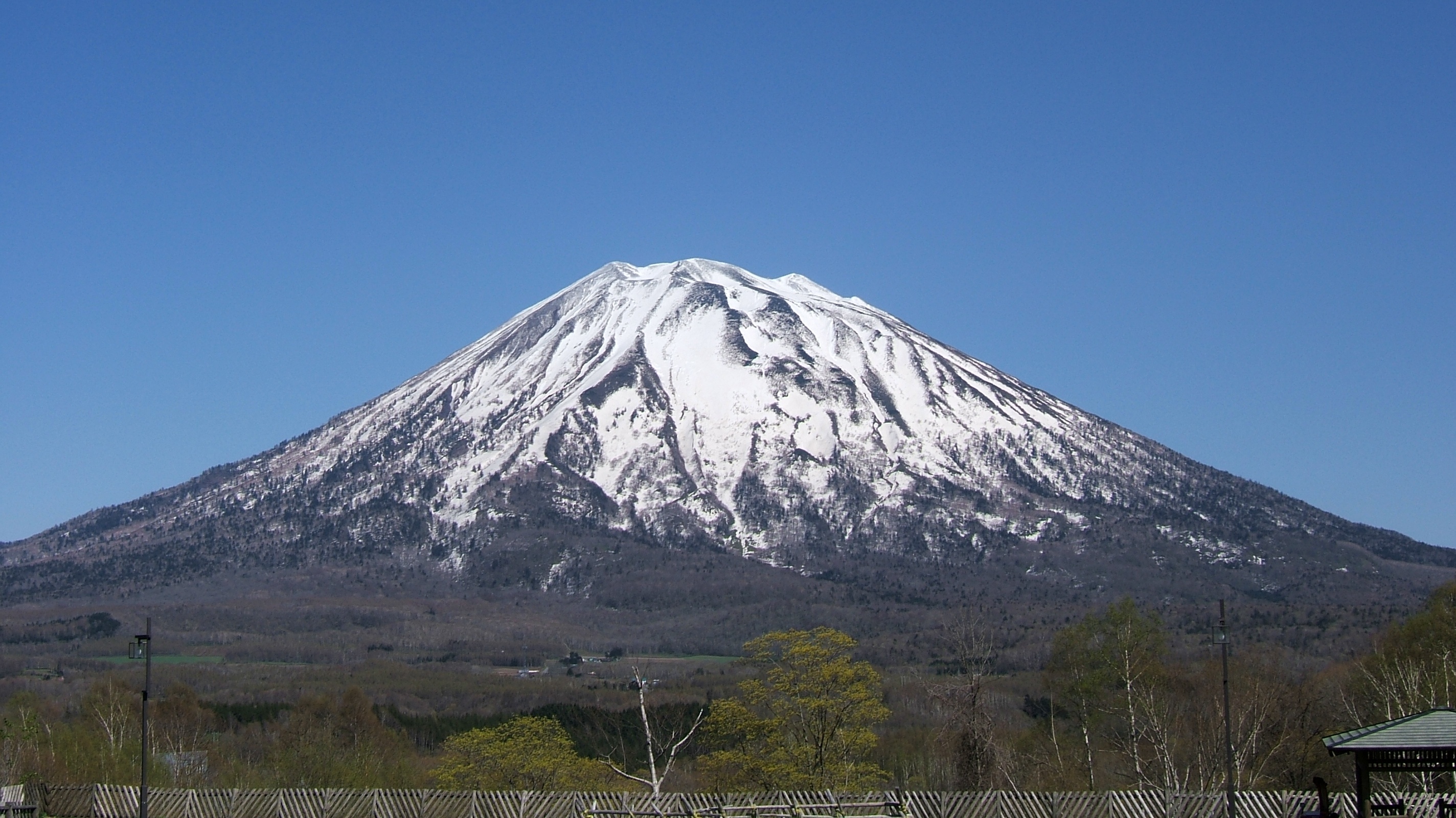北海道京極町、望羊の丘から眺めた羊蹄山 5月 の写真素材105248591- PIXTA