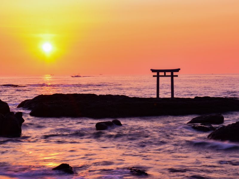 新年は朝日に願かけ！海上の岩場に立つ鳥居越しに日の出を拝む 茨城県大洗町クルマ情報サイトｰGAZOO.com
