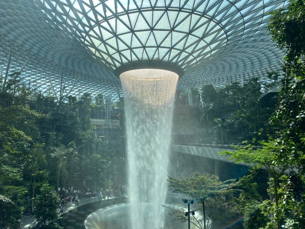 シンガポール・チャンギ国際空港 ターミナル３ 内を移動