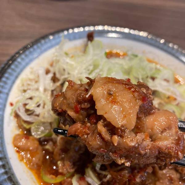 品川『路地裏 品川本店』でほろほろ&やわらか〜い！真っ赤な旨辛牛すじ煮込さんたつ by 散歩の達人