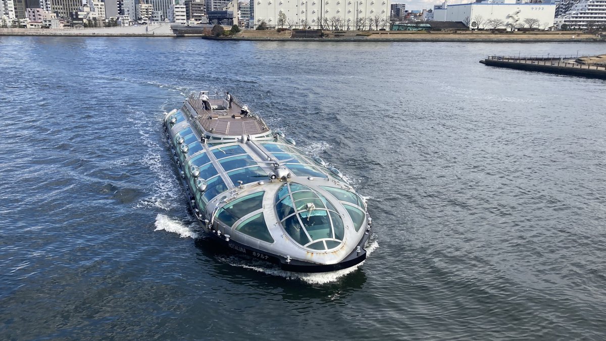 東京臨海副都心の高層ビル群とお台場海浜公園を航行する海上バスの写真素材FYI08120258ストックフォトの QleanMarket キュリンマーケット
