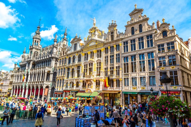 世界遺産グランプラスでのお祭り「オメガング」 - ベルギー観光旅行と生活情報サイト BELPLUS