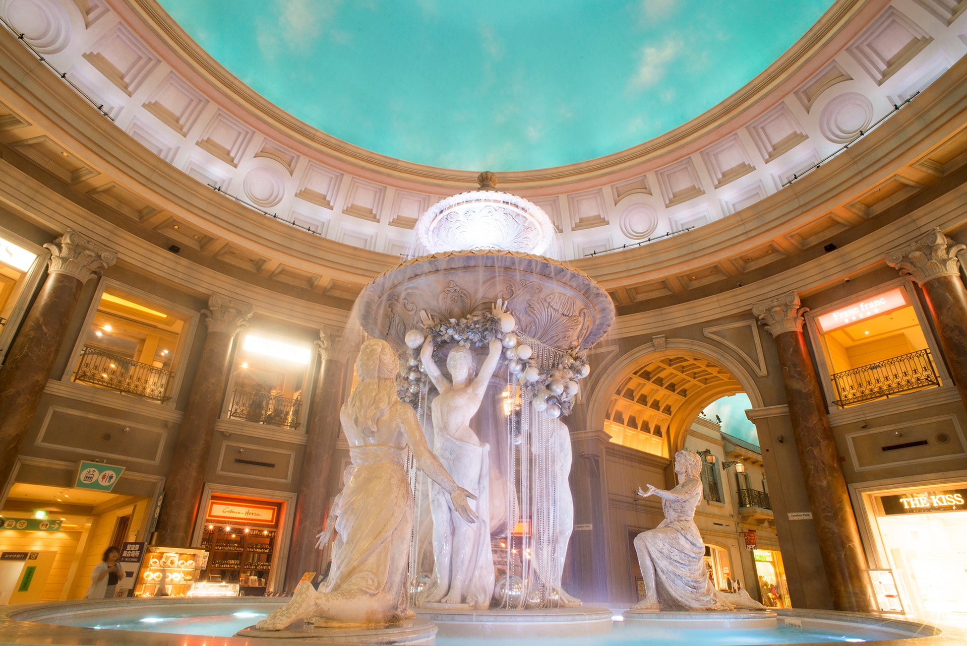 お台場ヴィーナスフォート×ネイキッド、氷の世界を表現したプロジェクションマッピング＆ショー - ファッションプレス