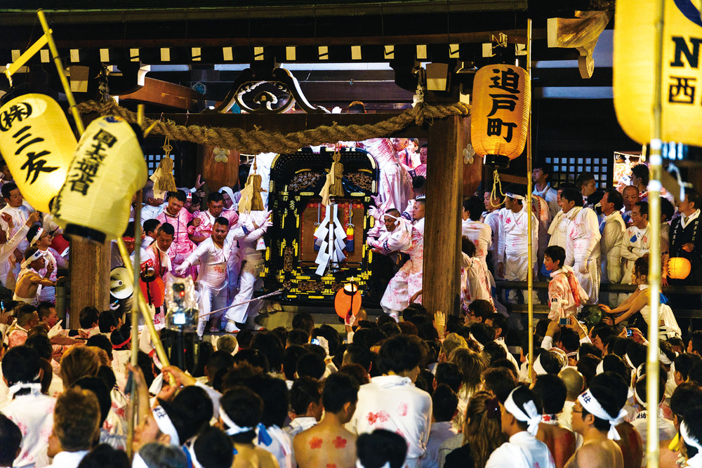 あちこち裸の人がいたから大したことじゃなかった」 全裸になって洞窟で過ごすヌードイベントが盛況（Pen Online）