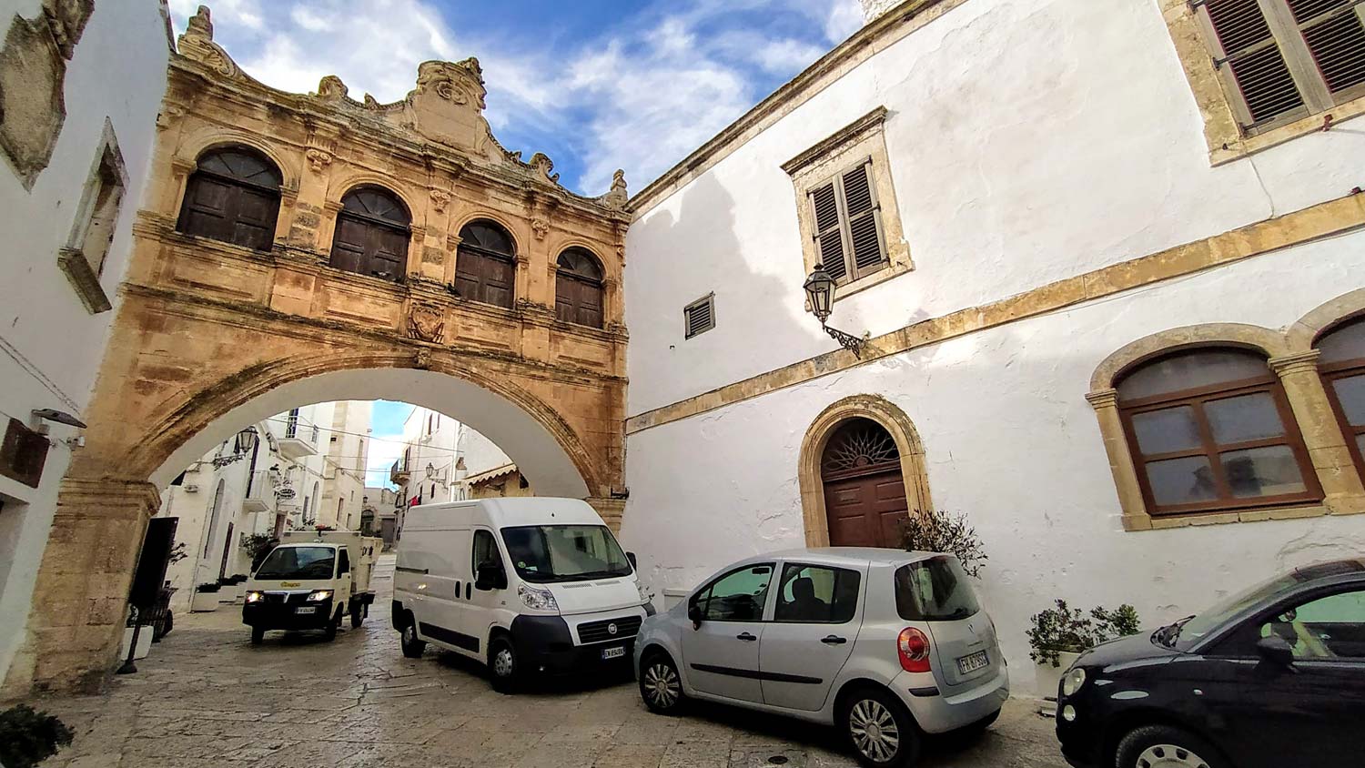 世界ふれあい街歩き ― オストゥーニ ―