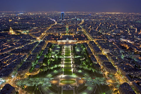 エッフェル塔のシャンパンフラッシュは、毎晩正時に5分間だけの特別な光のショーです。,塔全体が、点灯した20,000個の電球でキラキラと輝く様子から、「シャンパンフラッシュ」と呼ばれています。,通常期間では、21時、22時、23時のようです。, この動画は、22時に撮影したものです。,エッフェル塔,シャンパンフラッシュ,パリ夜景,エッフェル塔ライトアップ,パリ旅行,